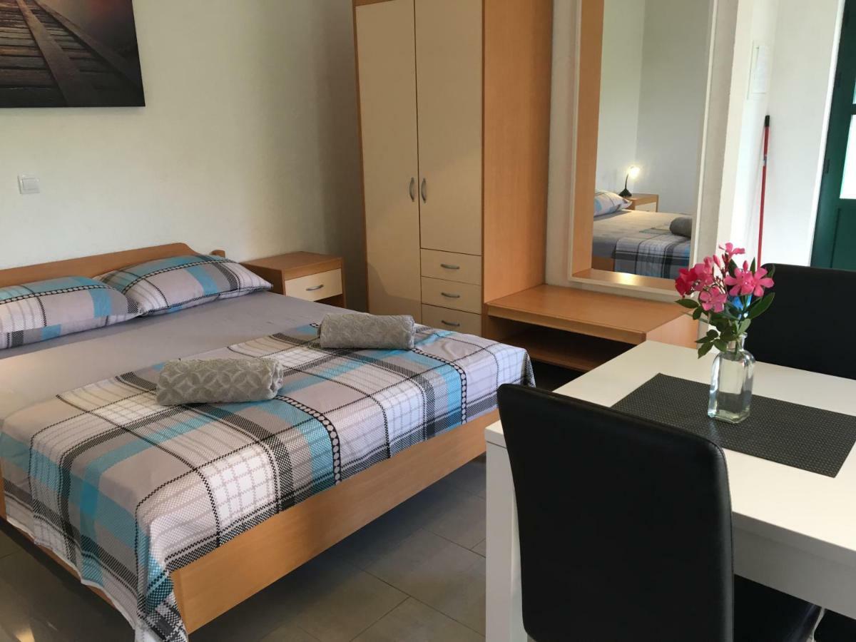 Paradise Apartments - Robinson Getaway Gdinj ภายนอก รูปภาพ